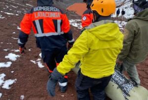 Bomberos rescataron un cuerpo sin vida de los glaciares del Cotopaxi