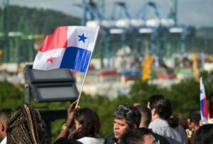 Autoridad del Canal de Panamá niega haber ofrecido tránsito gratuito a buques gubernamentales estadounidenses