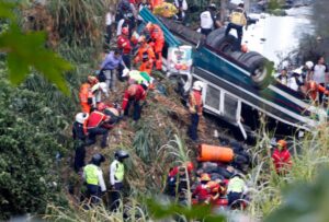 51 personas fallecen en Guatemala tras accidente de autobús