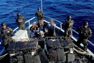 Marina de El Salvador detuvo a una embarcación con droga con tres ecuatorianos en su interior