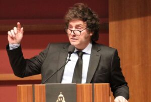 Javier Milei se desmarca de escándalo por fraude con criptomoneda