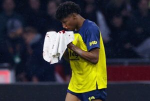 Kevin Rodríguez se rompió la nariz tras choque con arquero del Ajax