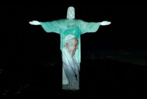 El Cristo Redentor de Brasil envía mensajes de aliento al Papa Francisco