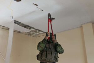Machala: Armas y drogas encontradas en los techos de las viviendas