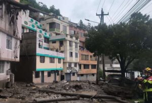 Cerrada la av. De los Conquistadores: Tres familias fueron evacuadas por deslizamiento de tierra