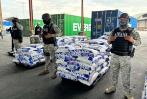 La SENAE impidió el contrabando de 903 bultos de ropa usada proveniente de Estados Unidos