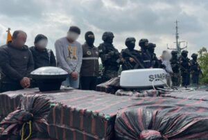 Armada incautó 48 bultos de droga en operativo en Salinas