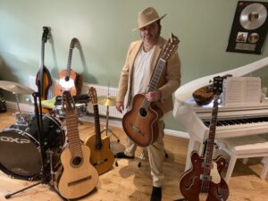 Julyo estrena “AMARanto”, una travesía instrumental por ocho paisajes culturales