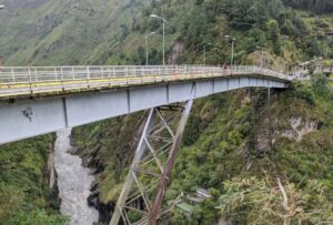Baños: Bomberos buscan a dos personas que cayeron del puente San Francisco
