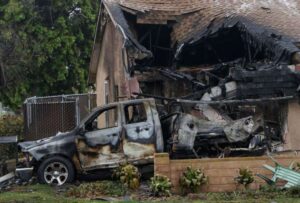Avión se estrella en barrio residencial de San Diego y dejó varios muertos