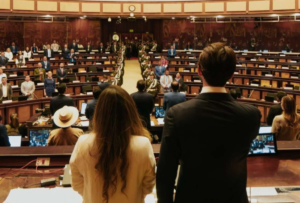 Niels Olsen dispone multas a asambleístas que lleguen tarde o falten a las sesiones plenarias