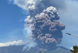 Volcán Etna entra en erupción y provoca una columna de humo negro en Italia