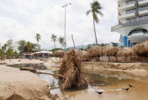 Huracán Erick toca tierra como categoría 3 en costas de Oaxaca, México
