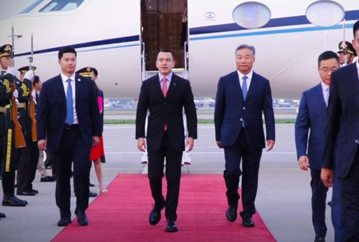 Presidente Noboa llega a China para cumplir agenda oficial