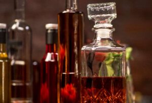 SRI decomisó más de 6.000 botellas de licor presuntamente de contrabando