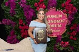 Xiomara Castellanos, maquilladora de las estrellas, es reconocida en el Women Economic Forum Florida 2025  