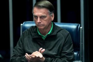 Expresidente brasileño Bolsonaro deberá usar tobillera electrónica para ser monitoreado por orden de Supremo Tribunal