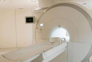 Hombre muere succionado por máquina de resonancia magnética