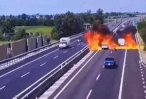 Imágenes espeluznantes! Dos fallecidos tras la caída de una avioneta en plena autopista