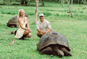 Galápagos: La Miss Universo, Victoria Kjær Theilvig, es madrina de ‘Hope’, una tortuga gigante bebé
