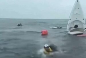 El salto de una ballena hundió un bote de turistas en Salinas