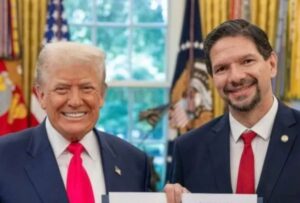 Pablo Zambrano asume como embajador de Ecuador en EE. UU. tras presentar credenciales a Donald Trump
