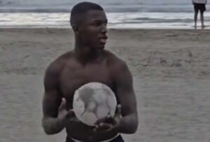 Moisés Caicedo disfruta de sus vacaciones en Esmeraldas antes de volver al Chelsea