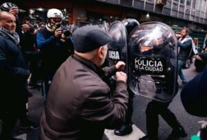 Tensión en una nueva marcha de jubilados frente al Congreso argentino