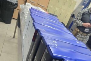 Aduana decomisó más de USD 27.000 en consolas y celulares