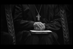 Fiscalía de Ecuador investiga a sacerdote de Olón tras viralización de video con jóvenes en un cuarto