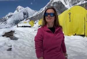 Mi madre sigue viva”: el pedido desesperado del hijo de la alpinista rusa en el Tien Shan