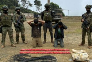 Fuerzas Armadas decomisaron explosivos y detienen a siete personas en operativo contra minería ilegal en Azuay