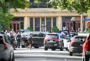 Dos niños muertos y 17 heridos en el tiroteo en una escuela católica en Minneapolis