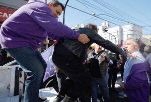 Javier Milei fue atacado con piedras; tuvo que ser evacuado