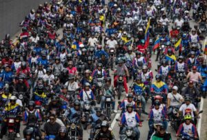 Miles de motoristas recorren Caracas en respaldo a Maduro y contra las “amenazas” de EEUU
