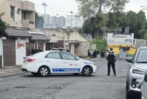 Mujer de 70 años fue asesinada a tiros afuera de una iglesia en Quito; su hijo y nietos estarían involucrados