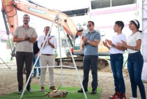 Noboa coloca la primera piedra de la Plaza Memorial San Gregorio en Portoviejo