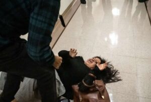 Despiden a agente que agredió a migrante ecuatoriana