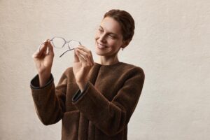 Una mirada clara comienza con una buena decisión: El poder del examen visual y la tecnología Crizal® de Essilor