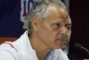 Esteban Paz explota en contra de Isaac Álvarez
