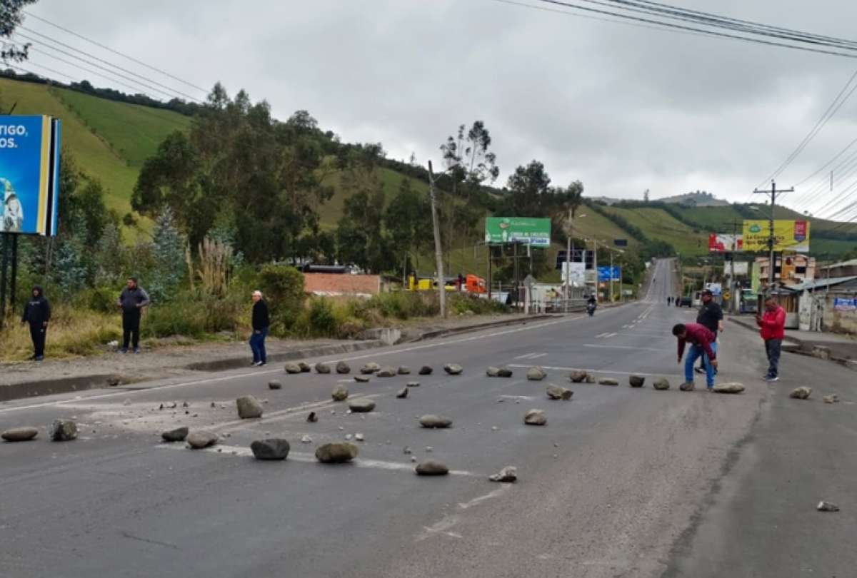 La provincia de Imbabura, el tránsito continúa bloqueado