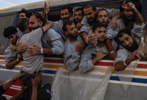 Pálidos y delgados, los detenidos de Gaza vuelven a su hogar gracias al canje de rehenes