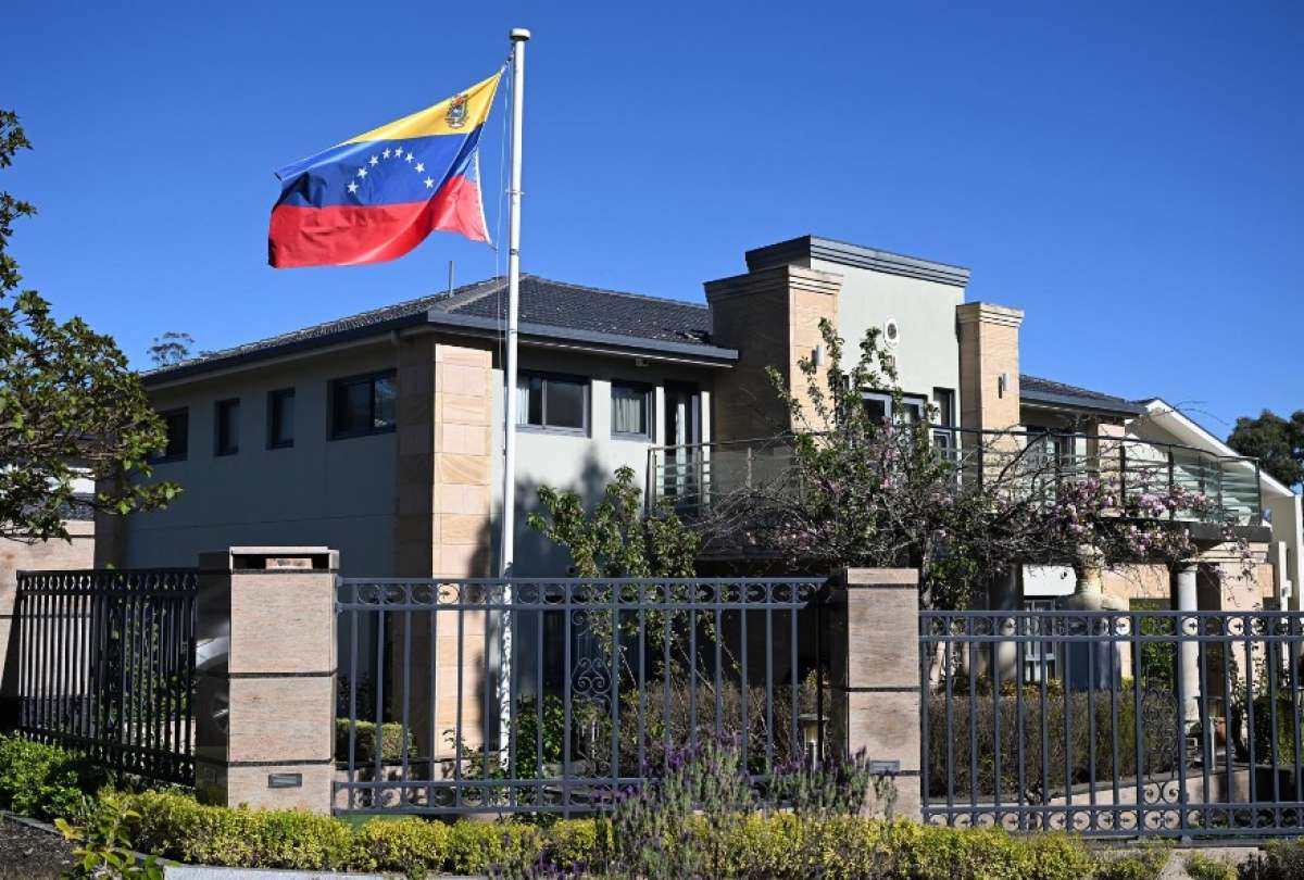 Maduro cierra embajadas en Oslo y Australia