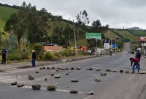 ECU 911 reporta cierres y pasos restringidos en varias provincias por bloqueos y seguridad vial