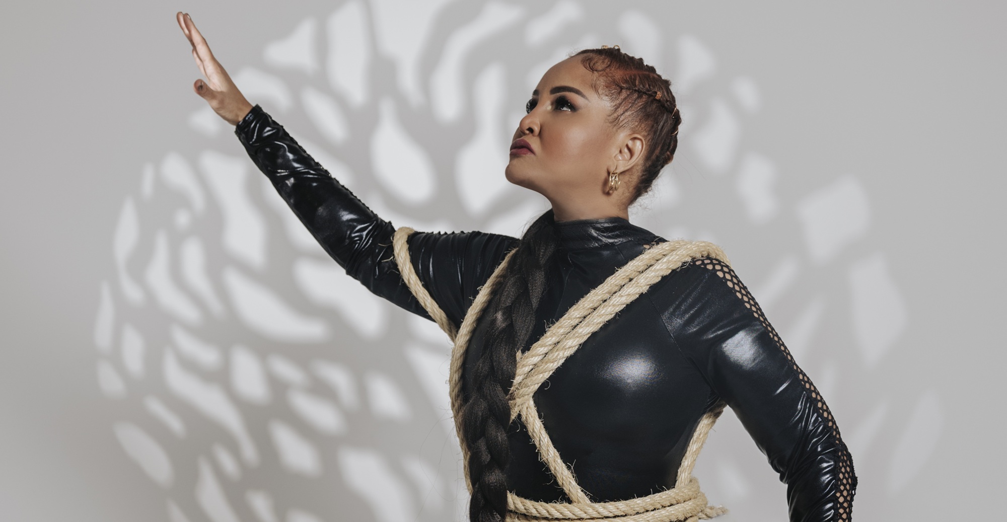 Amneliz arrasa en los Glamour Music Awards y enciende su nueva era con “Too Much Woman en el Barrio”