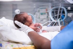 El nacimiento prematuro sigue siendo una de las principales causas de mortalidad neonatal; Omni Hospital refuerza su compromiso con su prevención y cuidado especializado