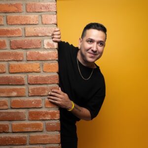 Juancito llega a Las Vegas para la semana de los Latin Grammy tras hacer historia con “Desde Cero”