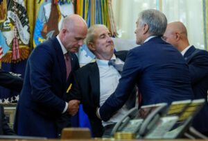 Hombre colapsa en despacho oval en rueda de prensa de Trump