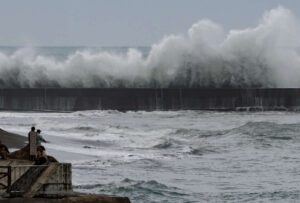 Taiwán eleva su alerta y evacúa a más de 3.000 personas ante la llegada de tifón Fung-wong
