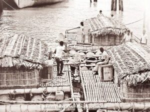 Balseros en los muelles municipales de Guayaquil